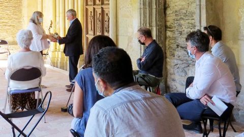 Le 15 juin dernier, Plante & Cité a remercié François Colson pour son investissement depuis la création du centre technique pour le végétal urbain. Une rose à son nom, créée par Michel Adam, sera baptisée prochainement. © LKP 